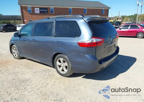2015 Toyota Sienna Le 8 Passenger z USA, uszkodzony, nr VIN 5TDKK3DC4FS574213